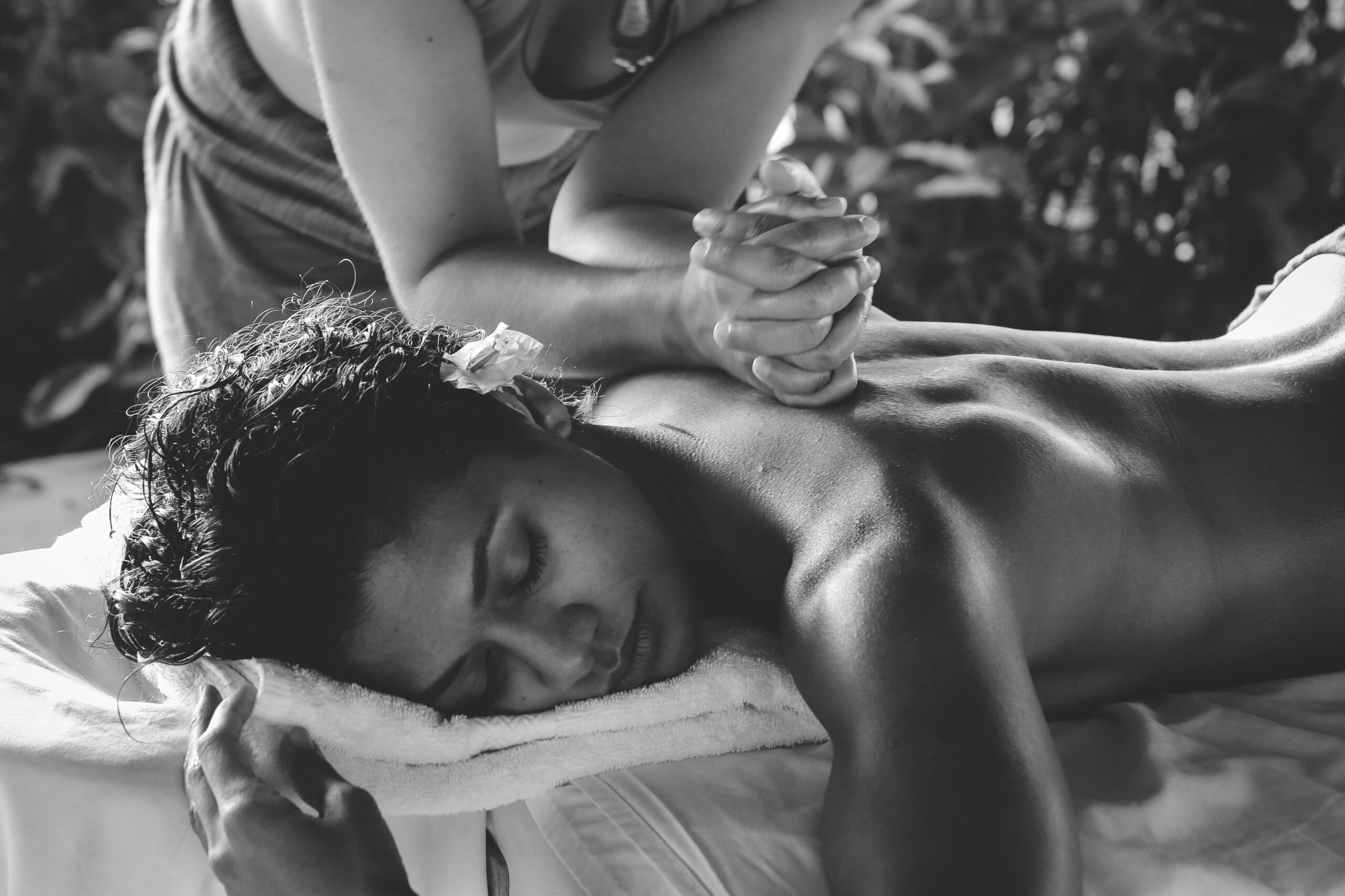 profitez d'un moment de détente en couple avec un massage duo relaxant, une expérience unique pour se ressourcer ensemble.