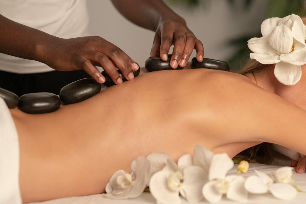 découvrez les bienfaits du massage et offrez-vous un moment de détente et de relaxation grâce à notre sélection de massages personnalisés. profitez d'un instant de pur bien-être pour apaiser votre corps et votre esprit.